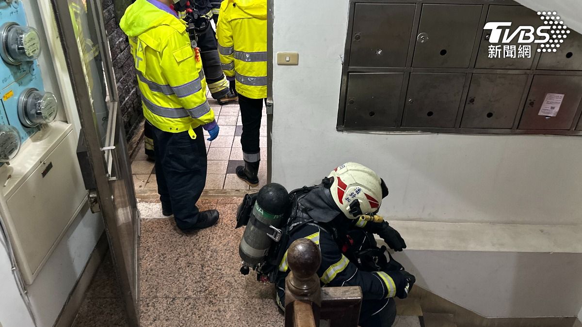 跟妻子吵架男反鎖家中開瓦斯，警消破門救出。（圖／TVBS）