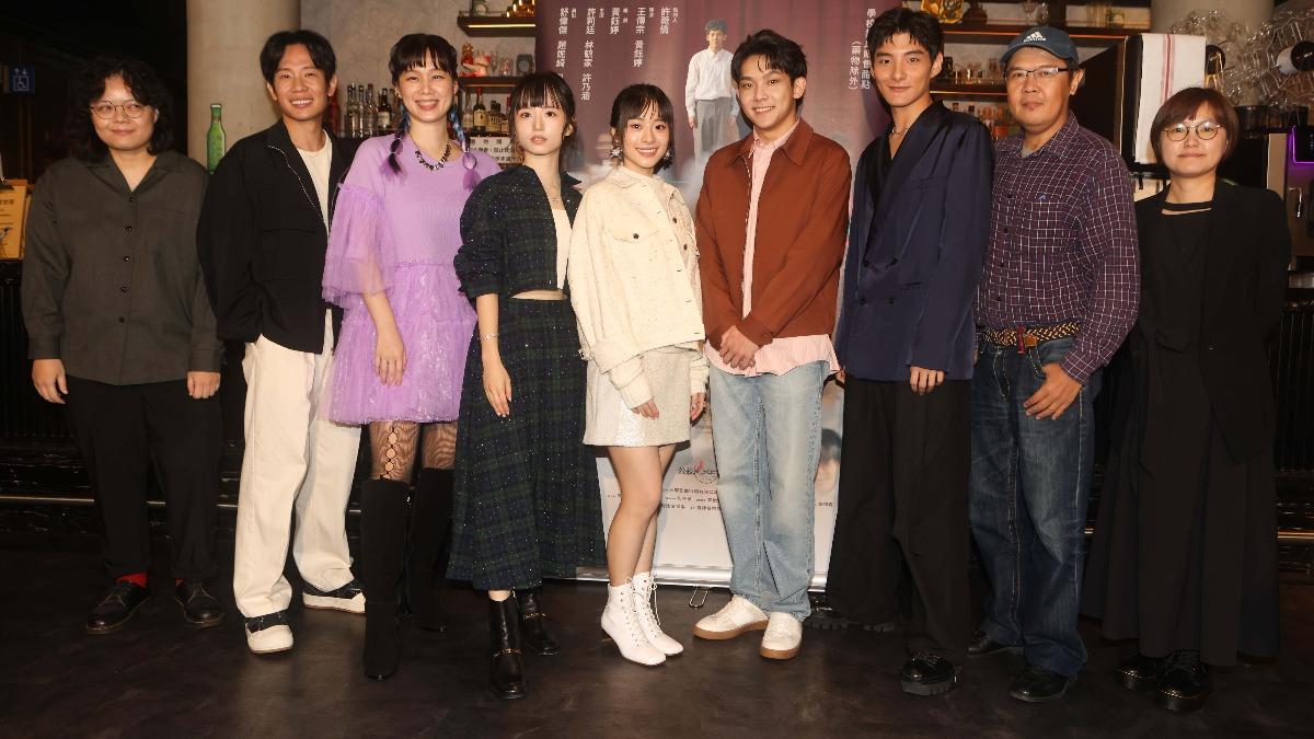 導演黃鈺婷（左起）、演員舒偉傑、許乃涵、趙妮綺、許莉廷、林毓家、呂慕堯、導演王傳宗、製作人許菀倩宣傳新片。（圖／公視提供）