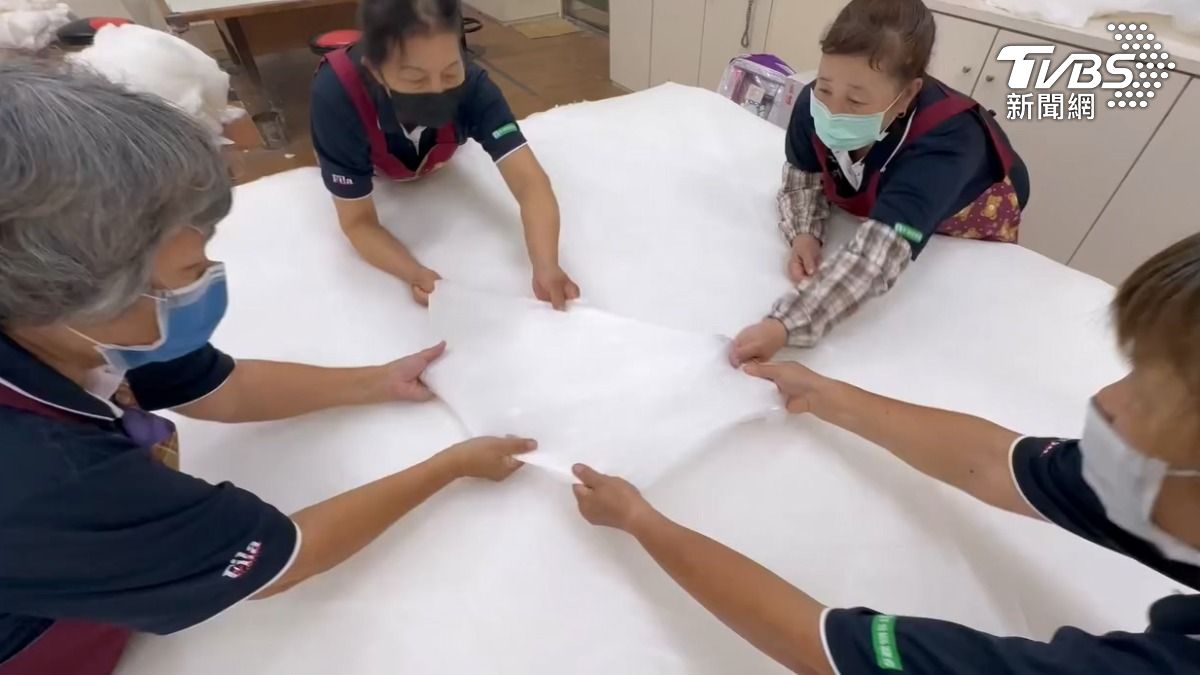 製作手工蠶絲被需要高超的技術與團隊合作,需要四人同時操作,一般人甚至可能拉不動。(圖/TVBS)