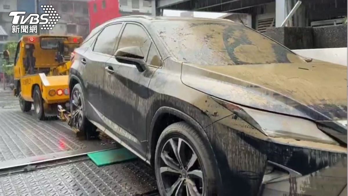 煙波飯店泡水車陸續被拖吊。(圖／TVBS)