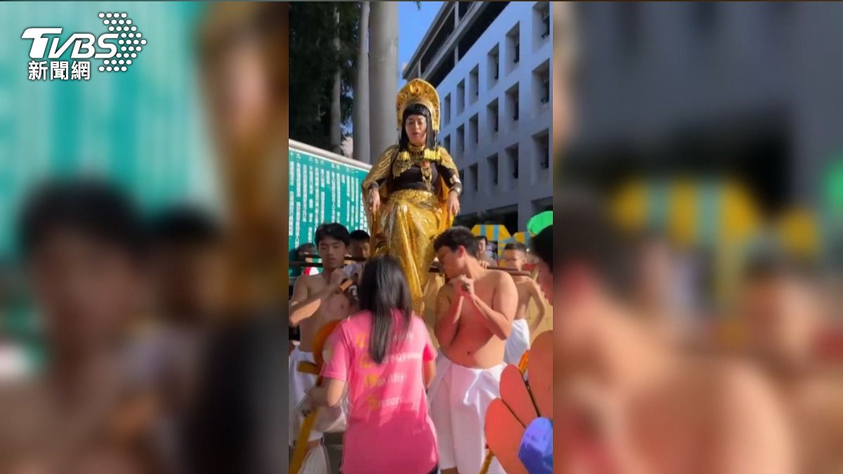 女老師化身埃及豔后！師生扮法老　全場焦點。(圖／TVBS) 