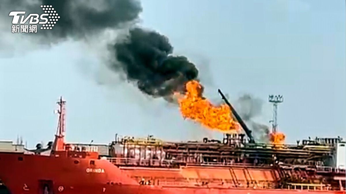 烏克蘭南部多瑙河港口一艘液化石油氣船隻遭俄無人機攻擊起火,由於船隻很靠近羅馬尼亞,羅馬尼亞還因此疏散附近2個村莊。(圖/達志影像美聯社)