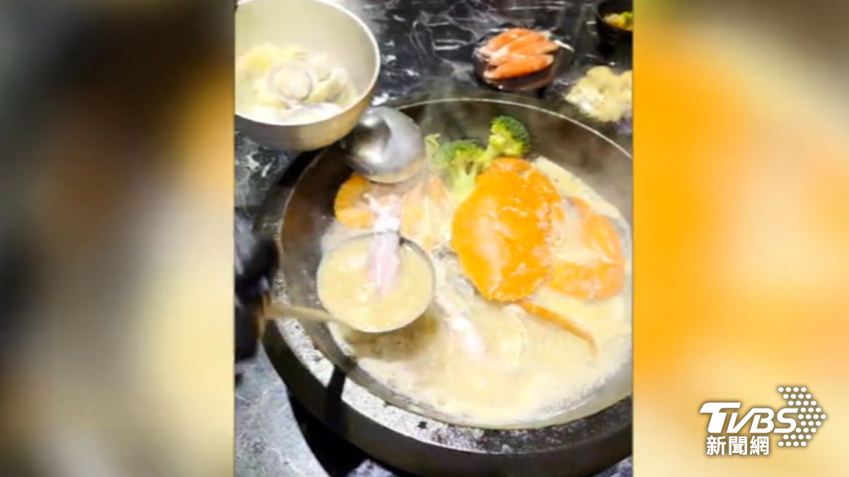 金山大碗石頭火鍋一鍋兩吃，吃完火鍋湯底可以留著煮海鮮粥。（圖／TVBS）