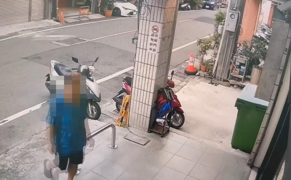 李男殺妻後,淡定騎機車自首。(圖/警方提供)