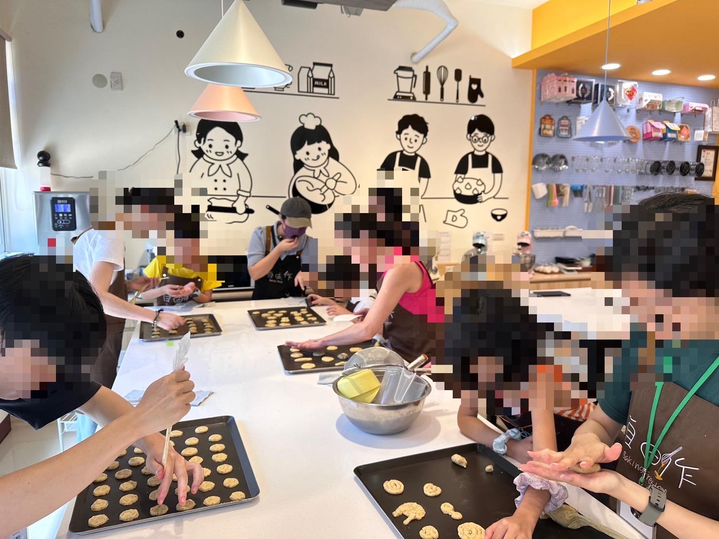 親子相聚一起做甜點。(圖/金門家扶中心提供)