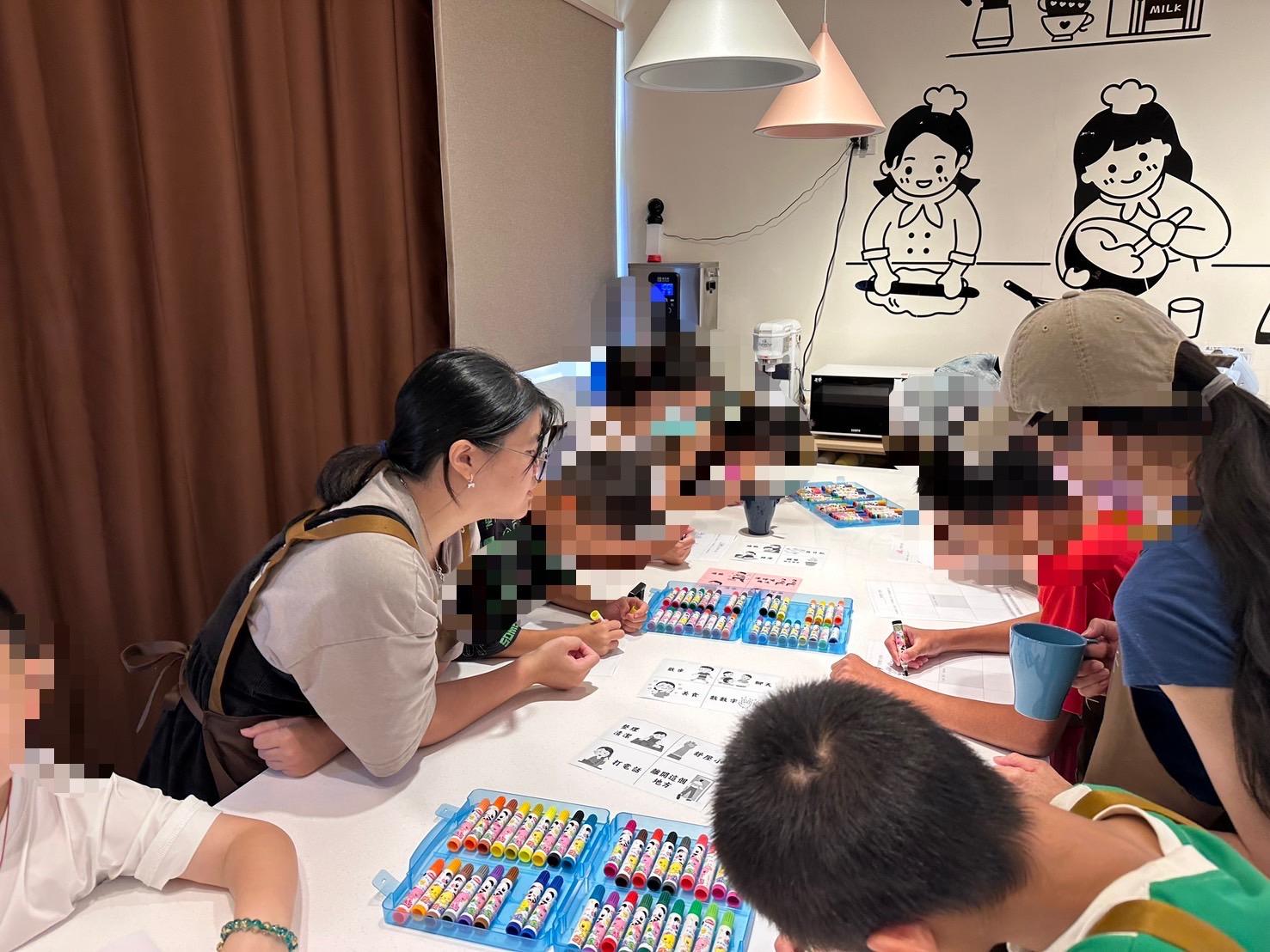 社工帶領家庭製作「回憶樹時光」留念。(圖/金門家扶中心提供)