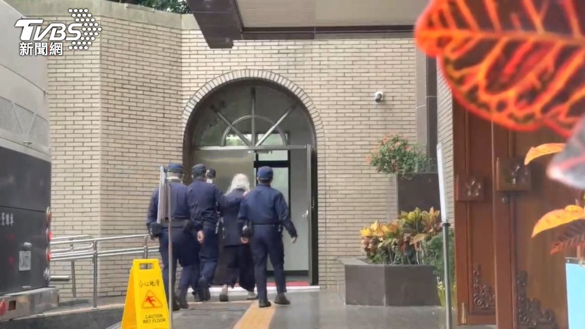 精舍案再開庭 王薀蹣跚步入法院 死者姊:拖出去甩致頭破血流。(圖/TVBS)
