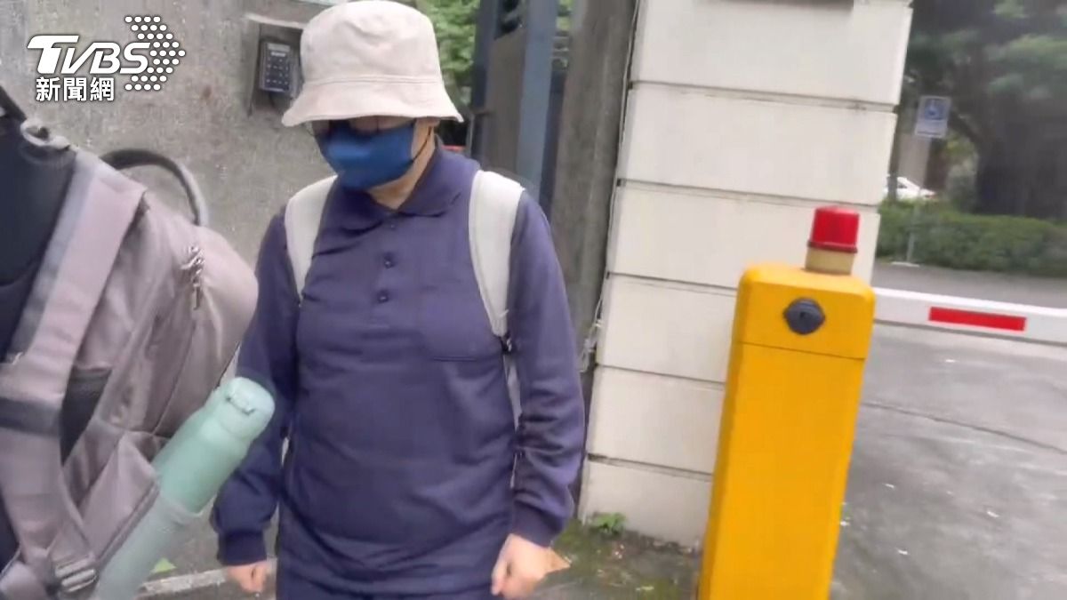 作家王薀蹣跚出庭 精舍殺人案家屬崩潰。(圖/TVBS)