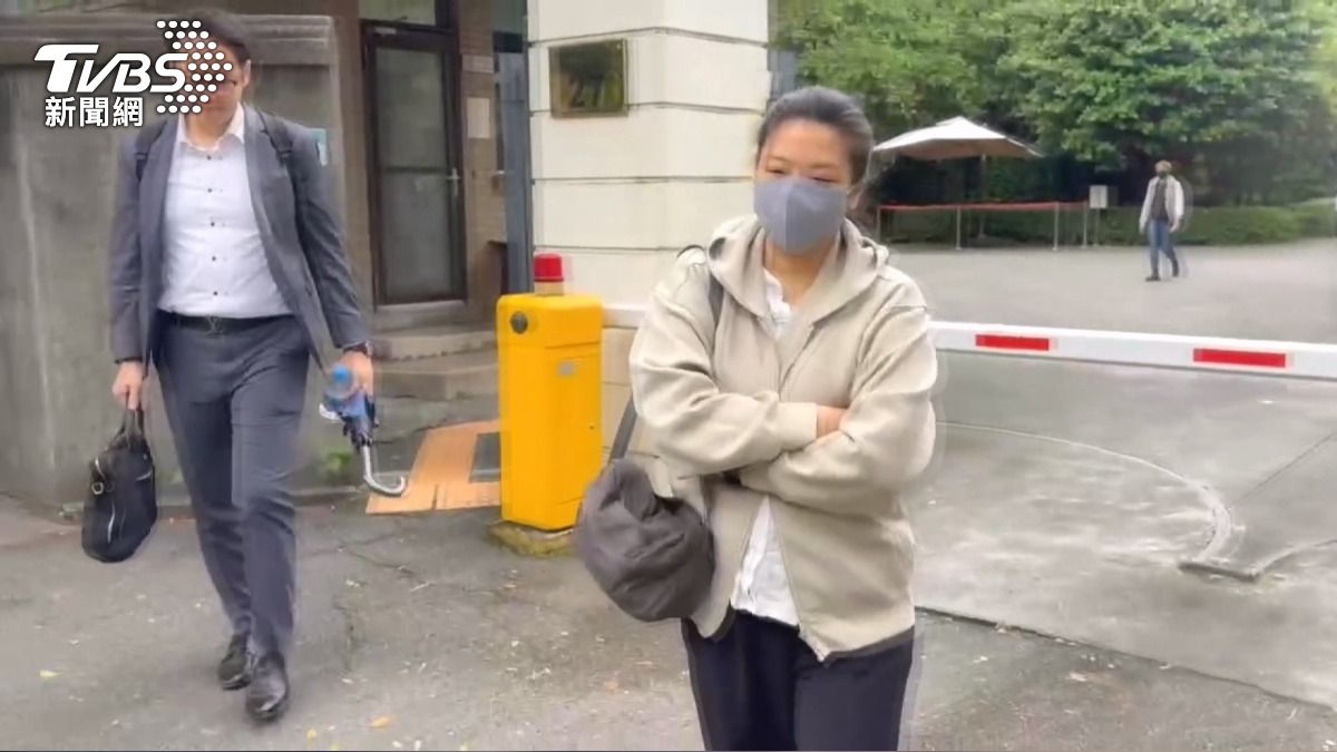 作家王薀蹣跚出庭 精舍殺人案家屬崩潰。(圖/TVBS)