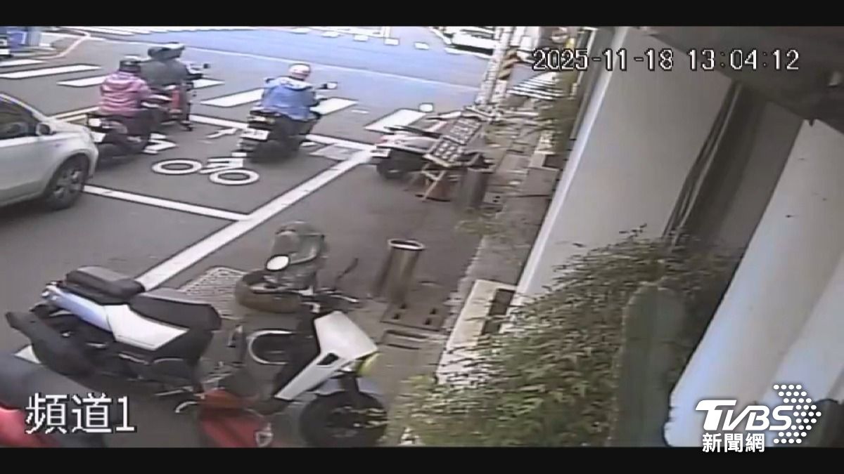彰化停等紅燈被輾亡！64歲女騎士命喪車輪下　肇事白車加速逃逸。(圖／TVBS) 