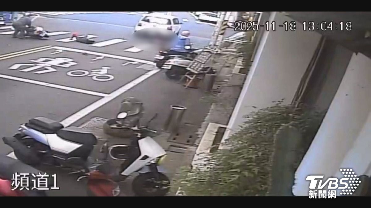 女騎士停紅燈遭撞　白車加速輾人逃逸。(圖／TVBS) 