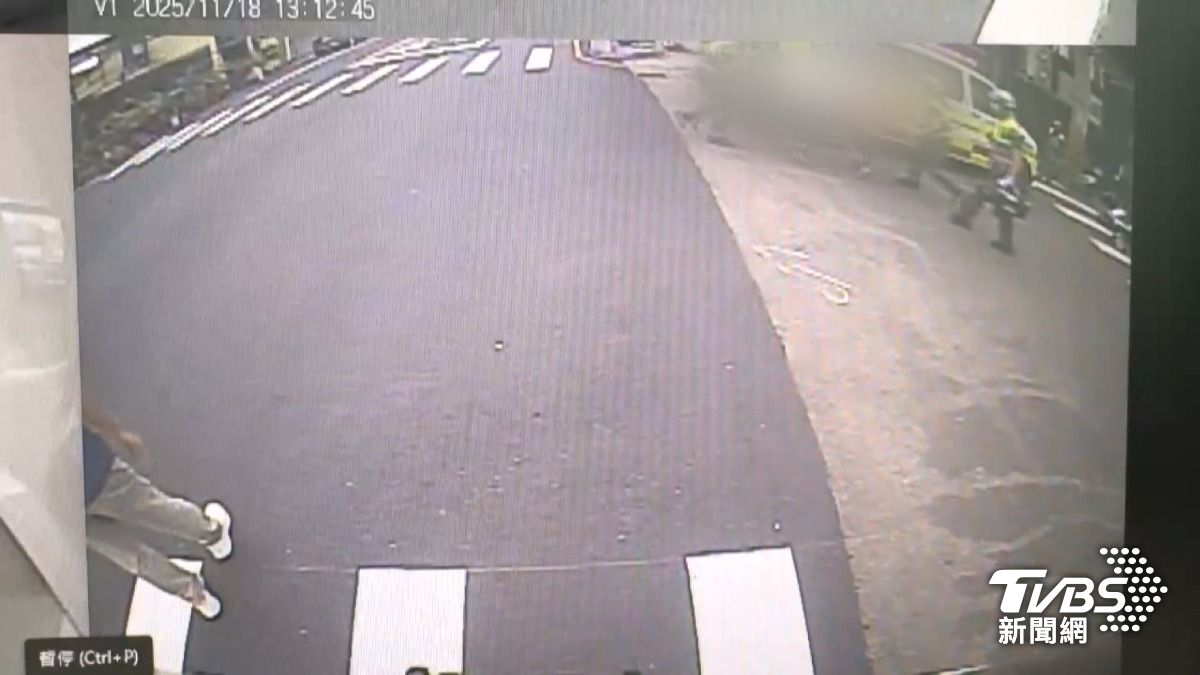 女騎士停紅燈遭撞　白車加速輾人逃逸。(圖／TVBS) 