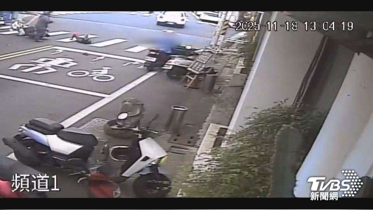 彰化停等紅燈被輾亡！64歲女騎士命喪車輪下　肇事白車加速逃逸。(圖／TVBS) 