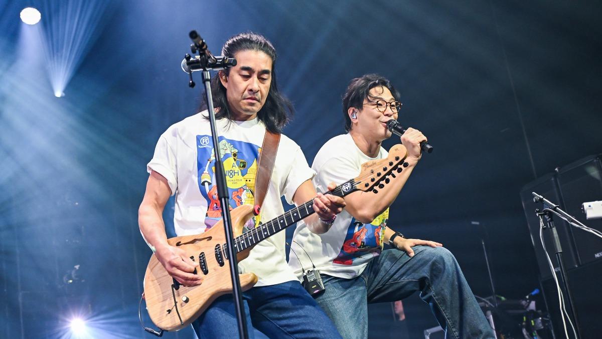 吉他手阿正(左)和主唱6號與粉絲互動。(圖/光尚娛樂提供)