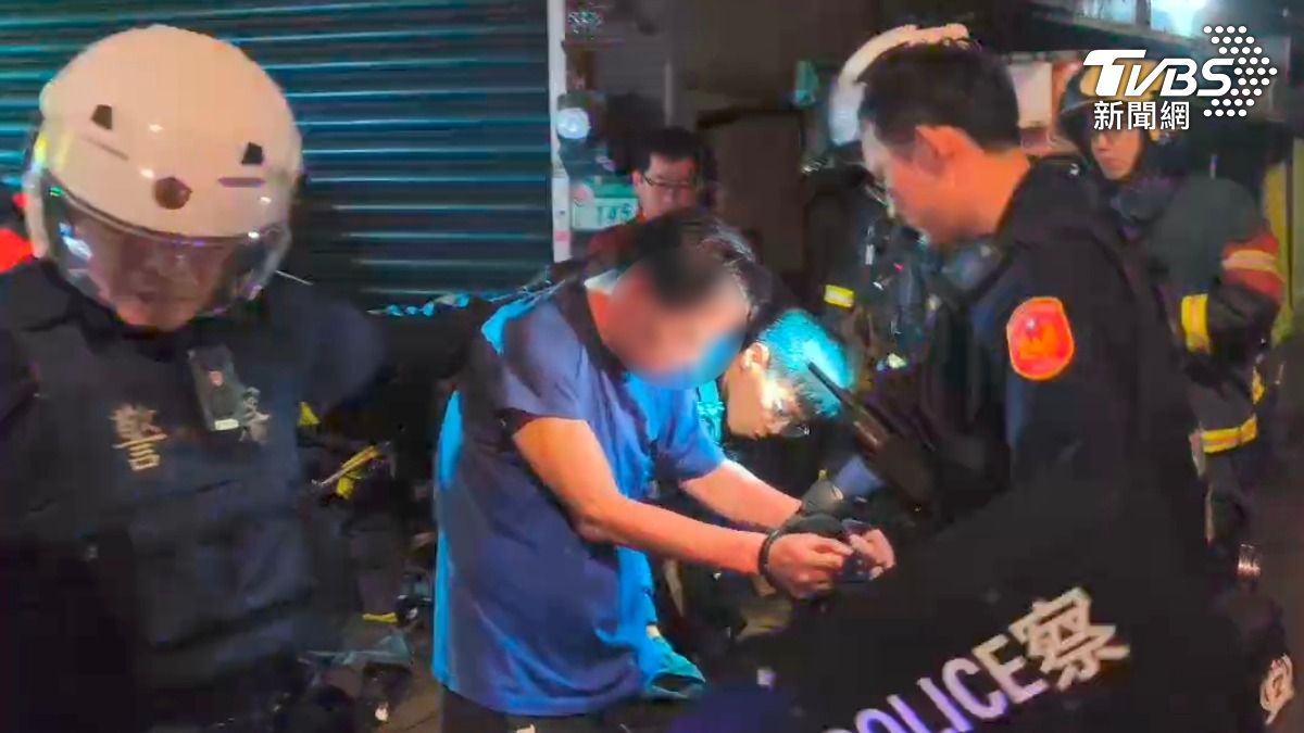 社子酒醉男失控持刀揮舞!2警閃避摔落樓梯間 辣椒水還擊壓制