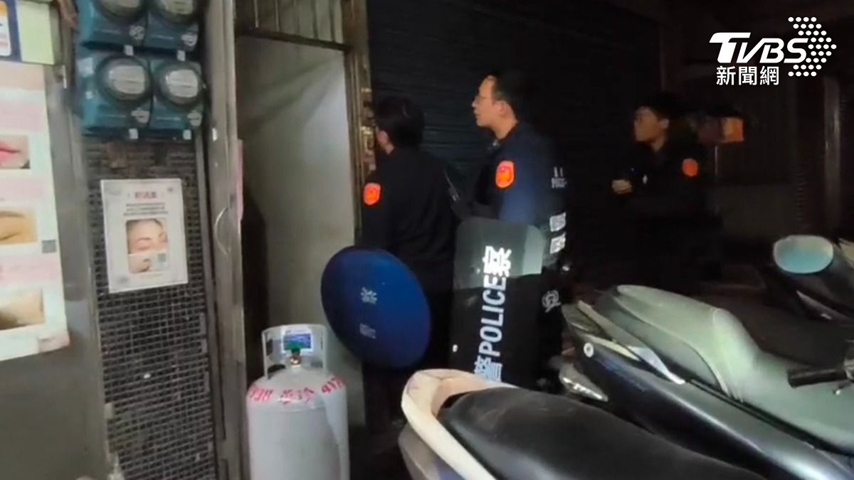 警方獲報蔡姓男子持械並具有攻擊性,到場警員不敢大意,持盾牌於一樓警戒。(圖/TVBS)