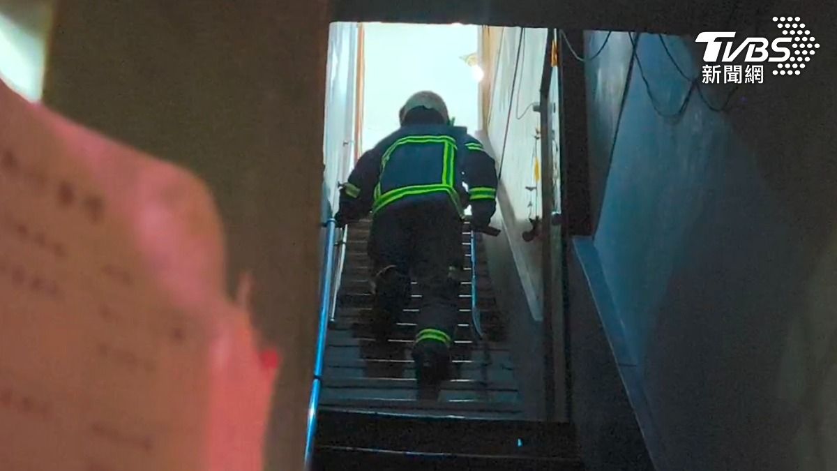 社子所警力隨後會同消防人員破門進入住處,於三樓客廳內順利將蔡姓男子制伏。(圖/TVBS)