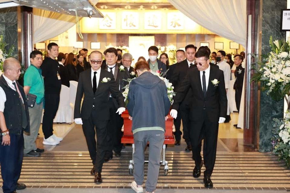 由麥長青、苗僑偉、歐陽震華、阮兆祥、關禮傑 、杜燕歌、羅樂林及曾偉明扶靈。（圖／香港01提供）