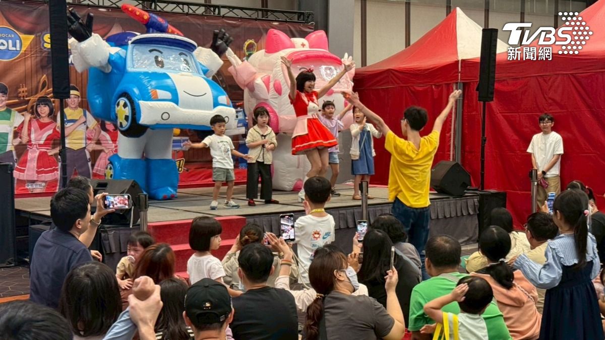 波力見面會現場人潮爆滿,唱唱跳跳歡樂不間斷。(圖/TVBS)