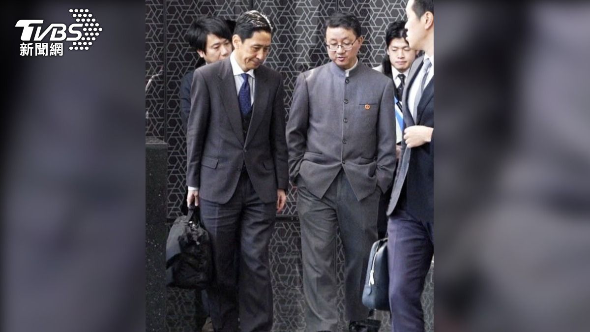 中國代表劉勁松將手插口袋,一邊與日本代表金井正彰交談,被媒體認為很不尋常。(圖/達志影像路透社)