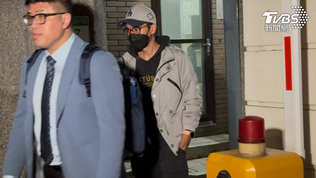 李威離開法院時被問「覺得愧疚嗎」,他不發一語。(圖/潘千詩攝)