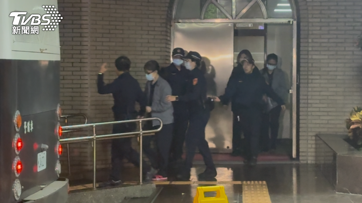 精舍女護法游秀鈴(前)、梁碧茵(後)還押看守所。(圖/潘千詩攝)
