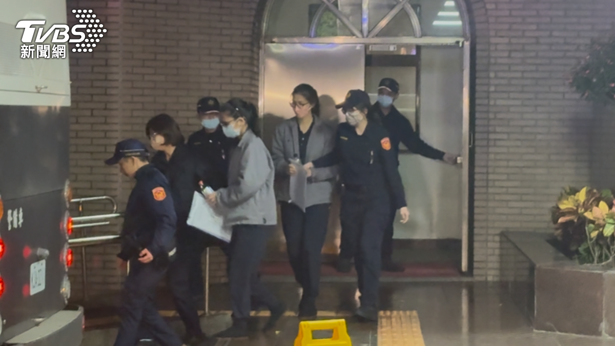 精舍女護法梁碧茵(前)、幹子昀(後)還押看守所。(圖/潘千詩攝)