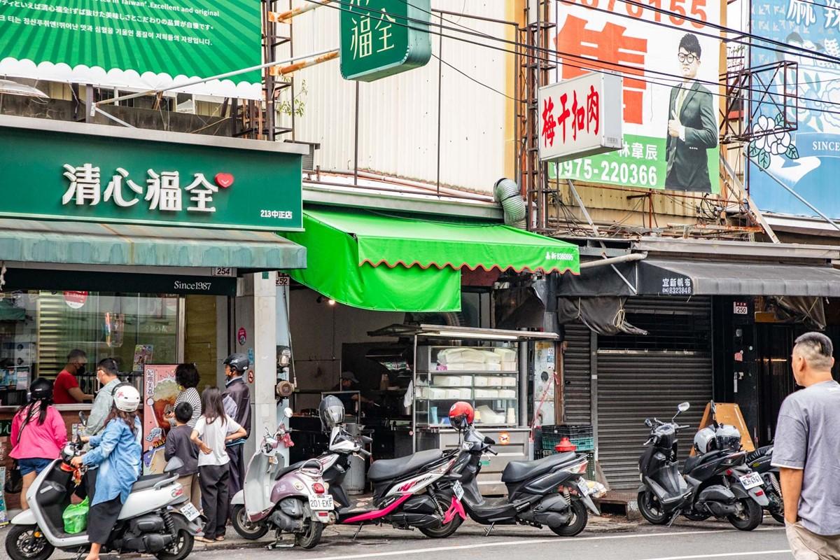 「阿成梅干扣肉」是員林在地老字號美食，離火車站步行約10分鐘可抵達。（圖／大手牽小手。玩樂趣提供）