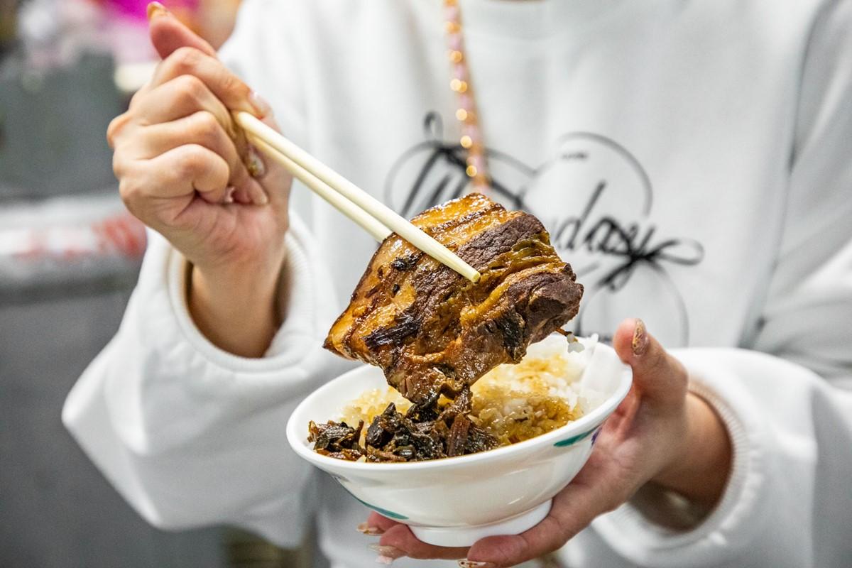 五花肉經數小時燉煮，肉質軟嫩、肥肉油脂香氣豐富。（圖／大手牽小手。玩樂趣提供）