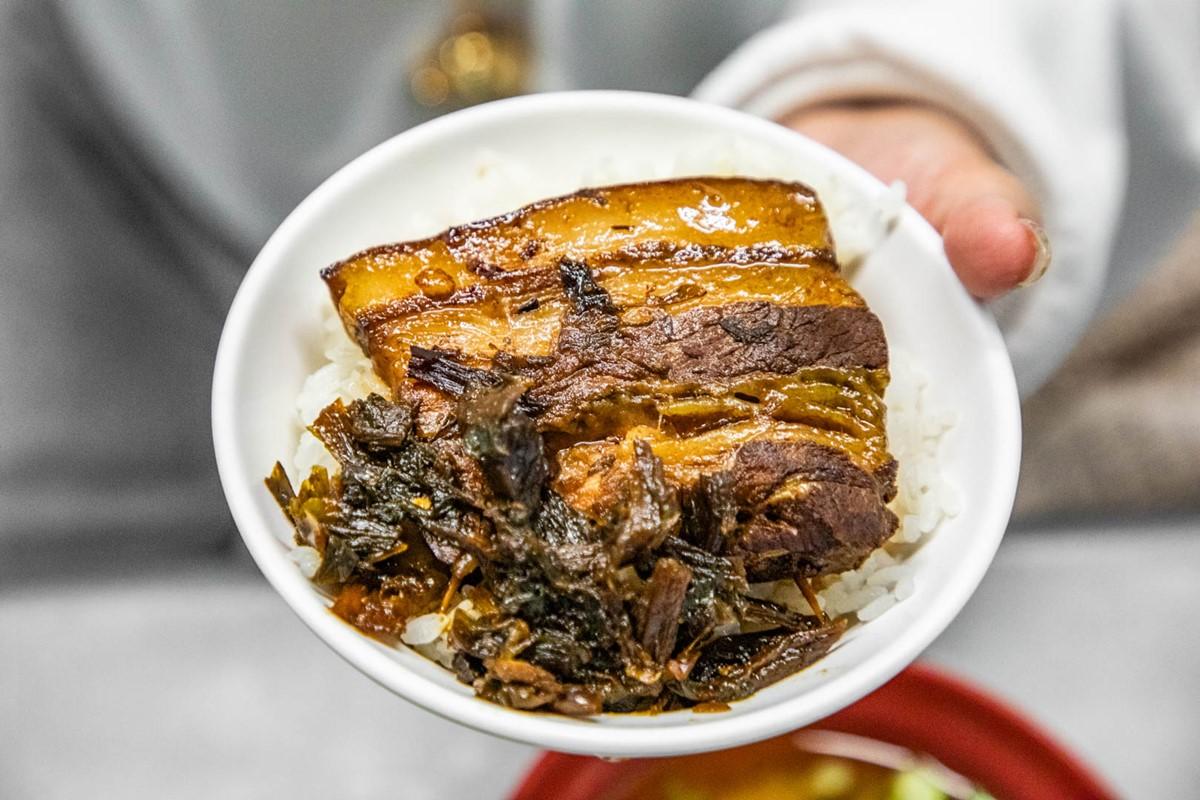 每塊五花肉都是半肥半瘦分布均勻，整塊肉吸滿滷汁超下飯！（圖／大手牽小手。玩樂趣提供）