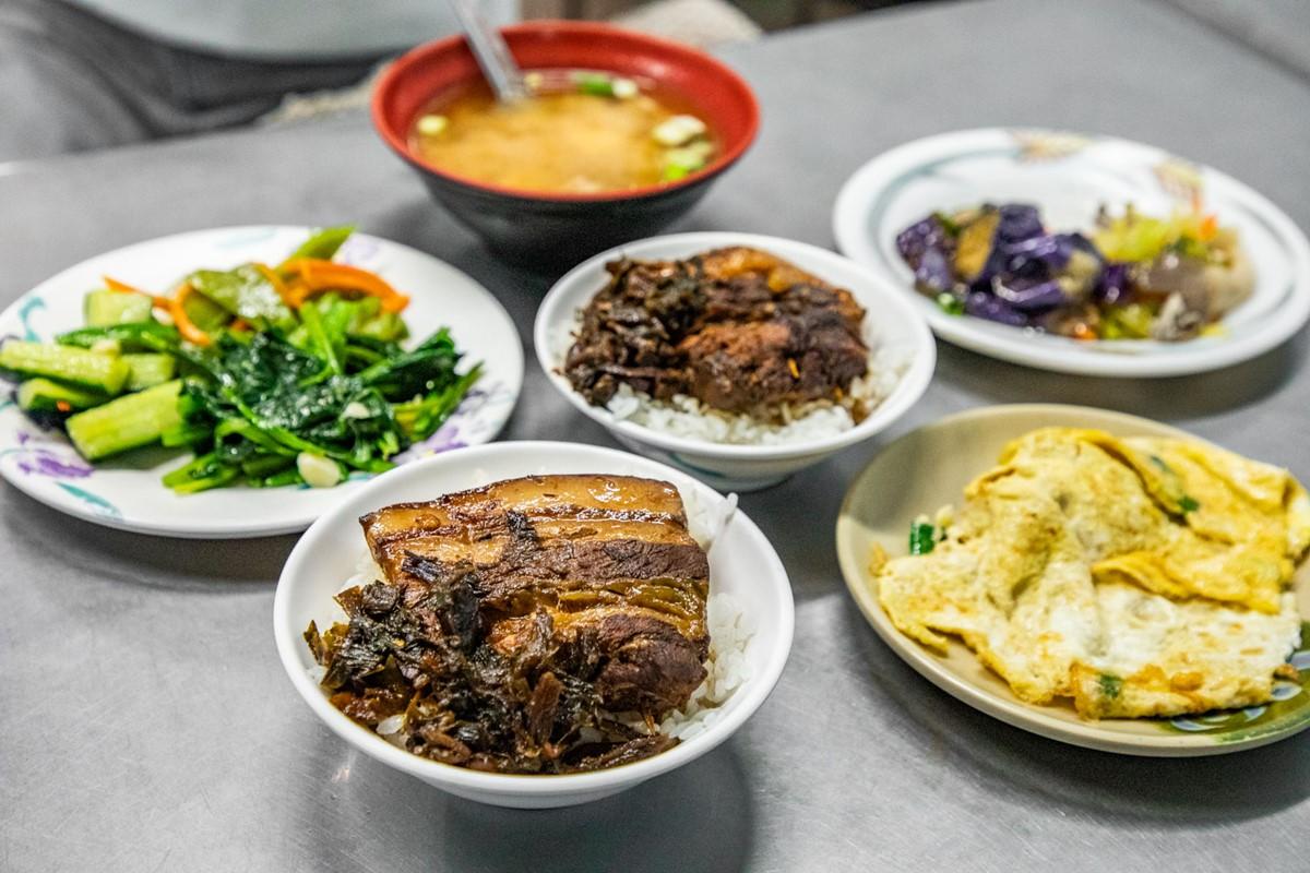 為了平衡梅干扣肉的重口味，配菜調味做得較清淡。（圖／大手牽小手。玩樂趣提供）