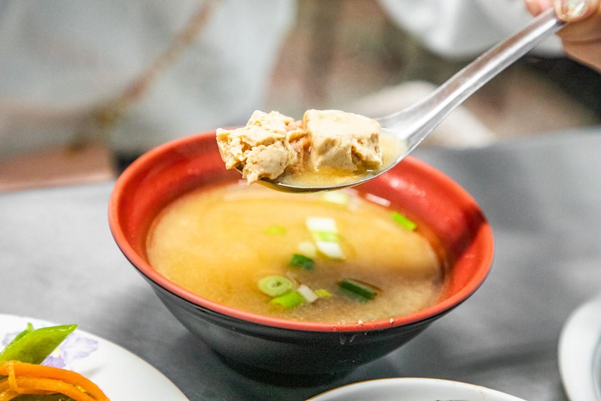 味噌湯裡的板豆腐豆香濃郁、口味偏鹹，和梅干扣肉飯很搭！（圖／大手牽小手。玩樂趣提供）