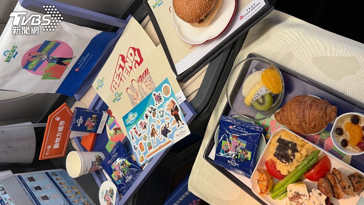 商務艙餐點與用品。（圖／陳昫蓁攝）