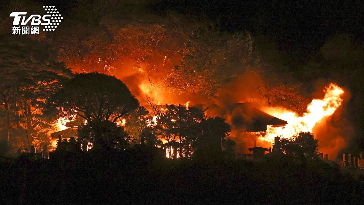 日本大分市佐賀關地區,18日傍晚發生住宅區大火,至今仍為撲滅。(圖/達志影像美聯社)
