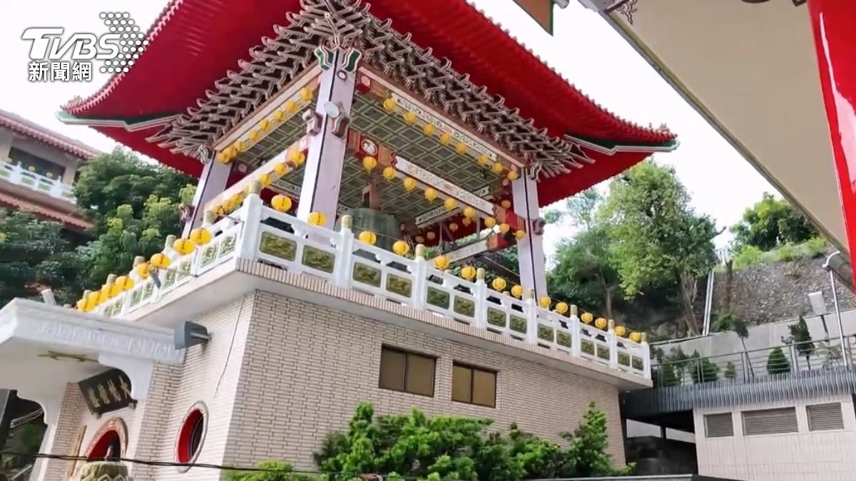 元亨寺坦言,猴子來偷東西的狀況層出不窮,也擔心工作人員會被攻擊,壓克力板也是大家苦惱想出創新方法(圖/TVBS)