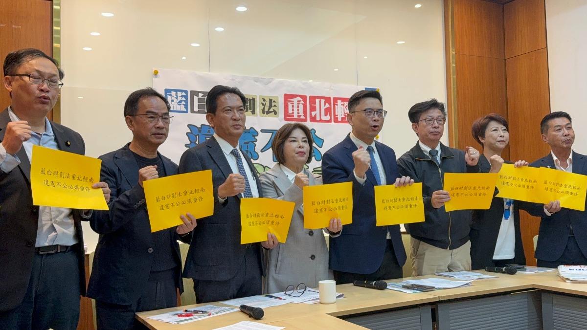 南高屏10位綠委今針對《財劃法》修法共同舉行記者會。(圖/許智傑辦公室提供)