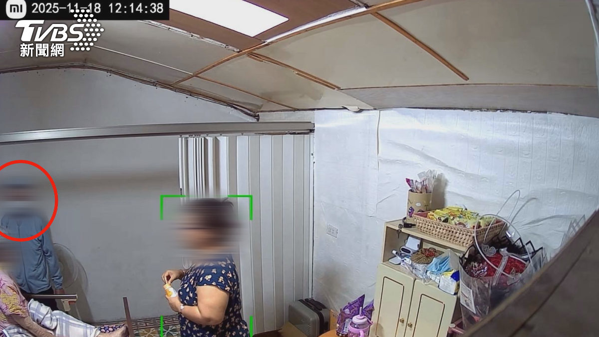 穿藍色連帽外套的男子進屋後,和長輩裝熟聊天,伺機騙錢。(圖/TVBS)