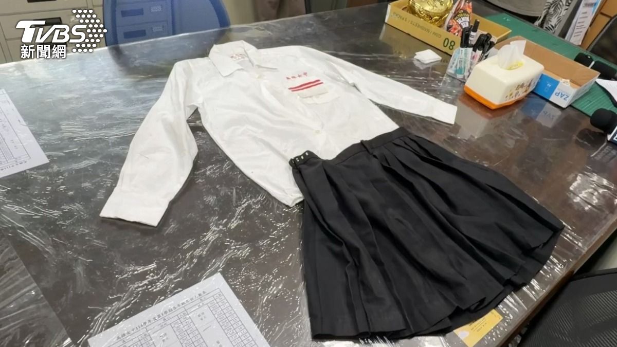 雄女制服、校徽和書包，通通都有註冊商標，因此校方不忍了，決定提告（圖／TVBS）
