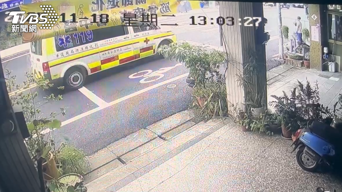 熱心民眾幫忙叫救護車。（圖／TVBS）