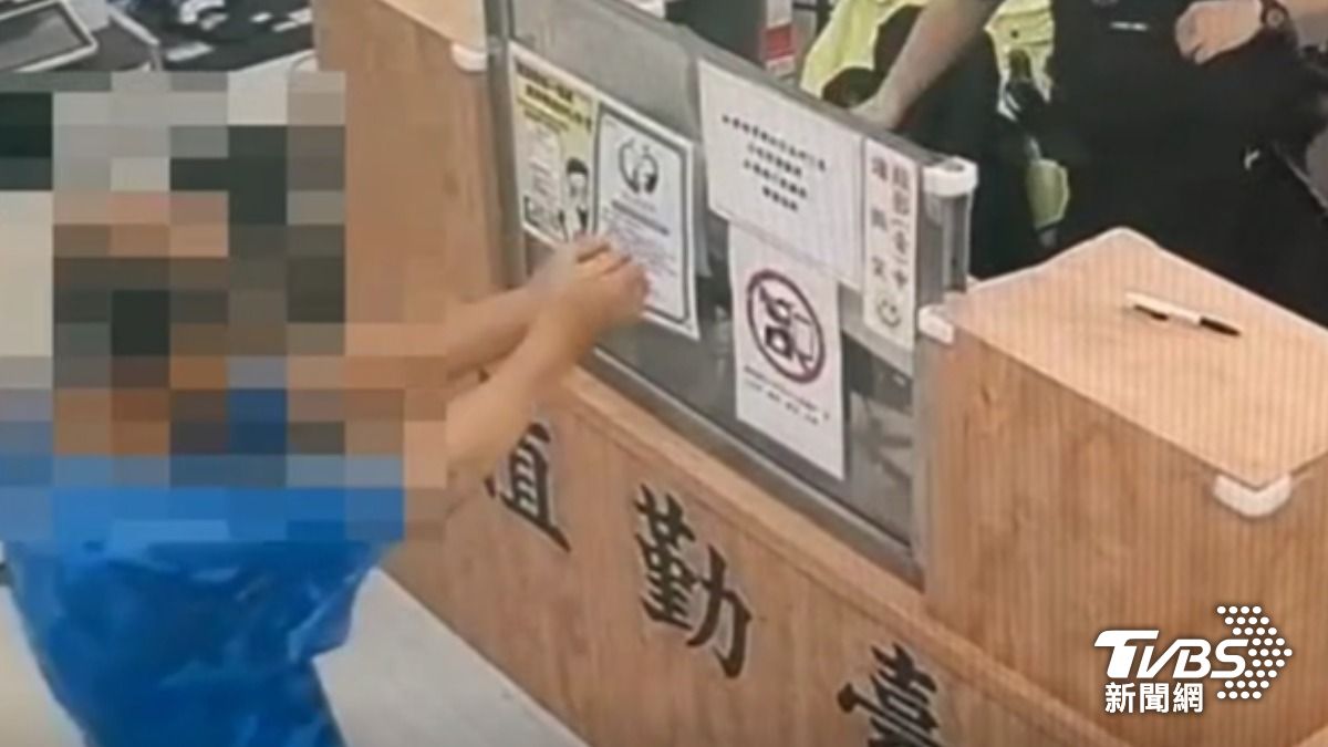 「我殺了老婆」!緬甸華僑殺妻後赴警局自首,雙手舉高求上銬。(圖/TVBS)