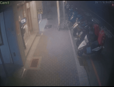 腳踏車也被吹倒。(圖/TVBS)