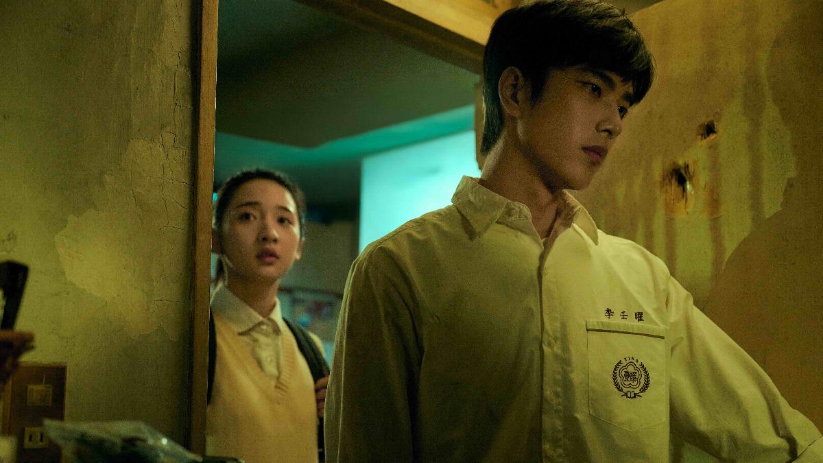 曾敬驊(右)的角色命運多舛。(圖/Netflix提供)