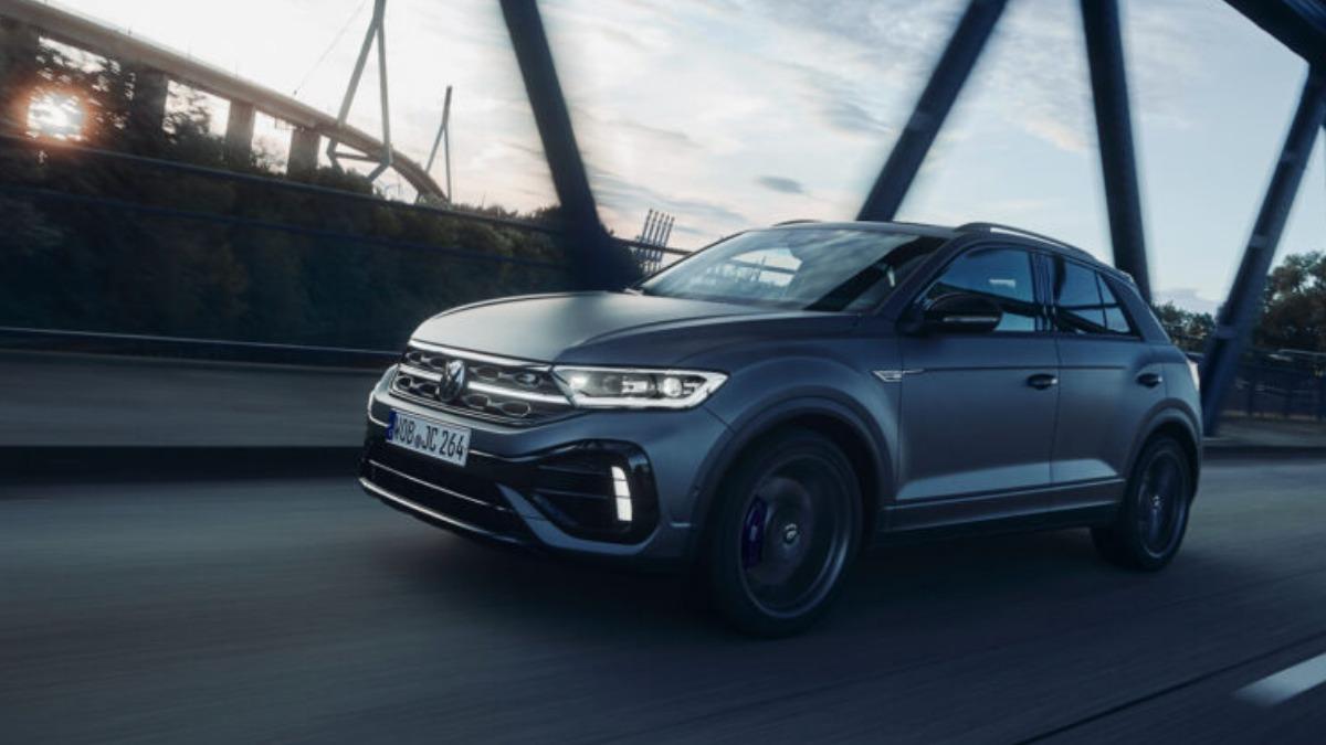 台灣福斯推出T-Roc R極緻版,可選用霧影消光灰車色。(圖/Volkswagen)