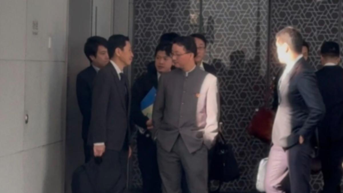中國司長「手插口袋」疑擺拍壓迫姿態 日抗議未事前協調拍攝