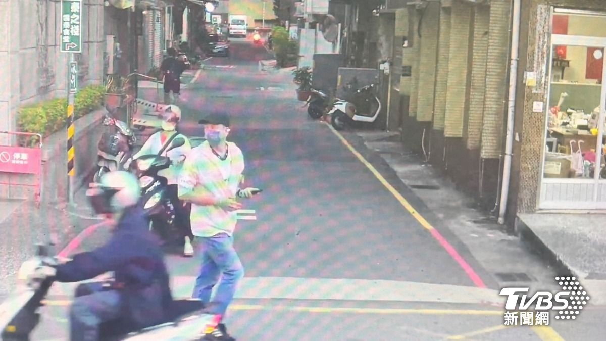 Wong姓男子將錢全部領出。(圖/TVBS)