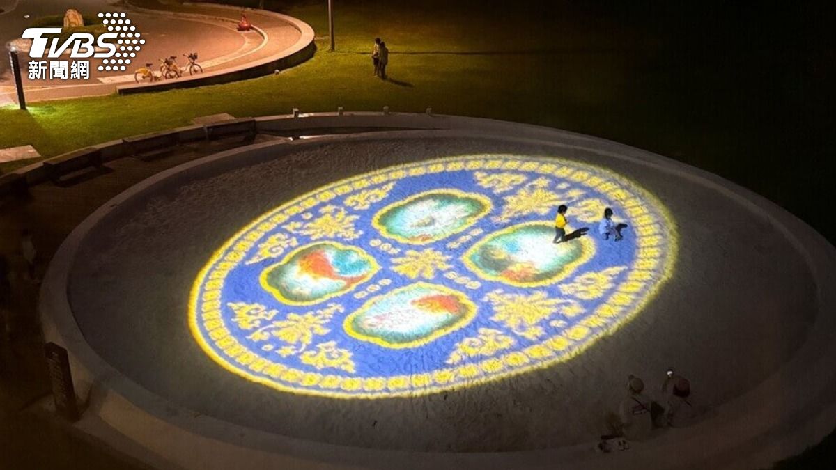 故宮南院夜間光環境「沙灣戲影」將清乾隆霽青描金游魚轉心瓶圖案投射在「白螺沙灣」（孩童戲沙池）上，呈現老少咸宜視覺驚奇。（圖／中央社）
