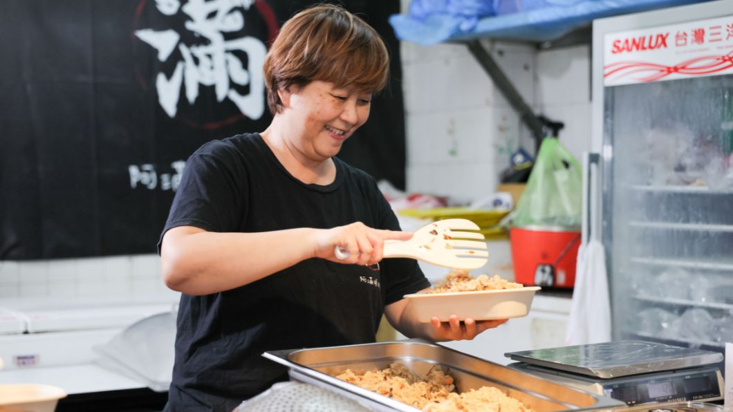 本次票選活動前十強之一的金山區金山市場阿滿姨油飯蘿蔔糕老闆娘與好吃的油飯。