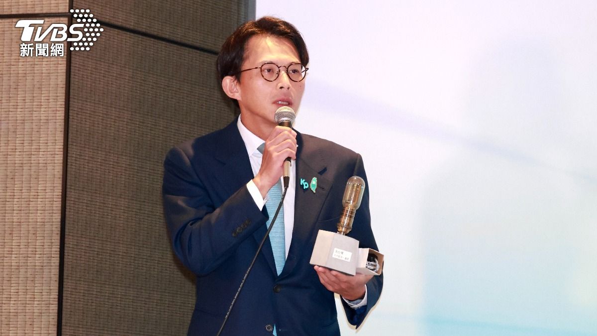民眾黨主席黃國昌回贈國民黨「水泥鎢絲燈」。（圖／潘建樺攝）