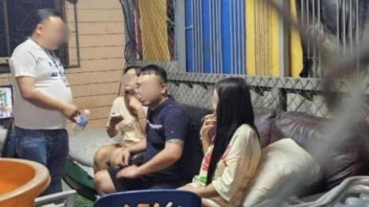台灣籍主嫌(深色衣男子)與泰籍前女友曾交往半年,不滿關係破裂後,對方拒絕還錢又躲回泰國。(圖/翻攝 Fb @ข่าวคนชล)