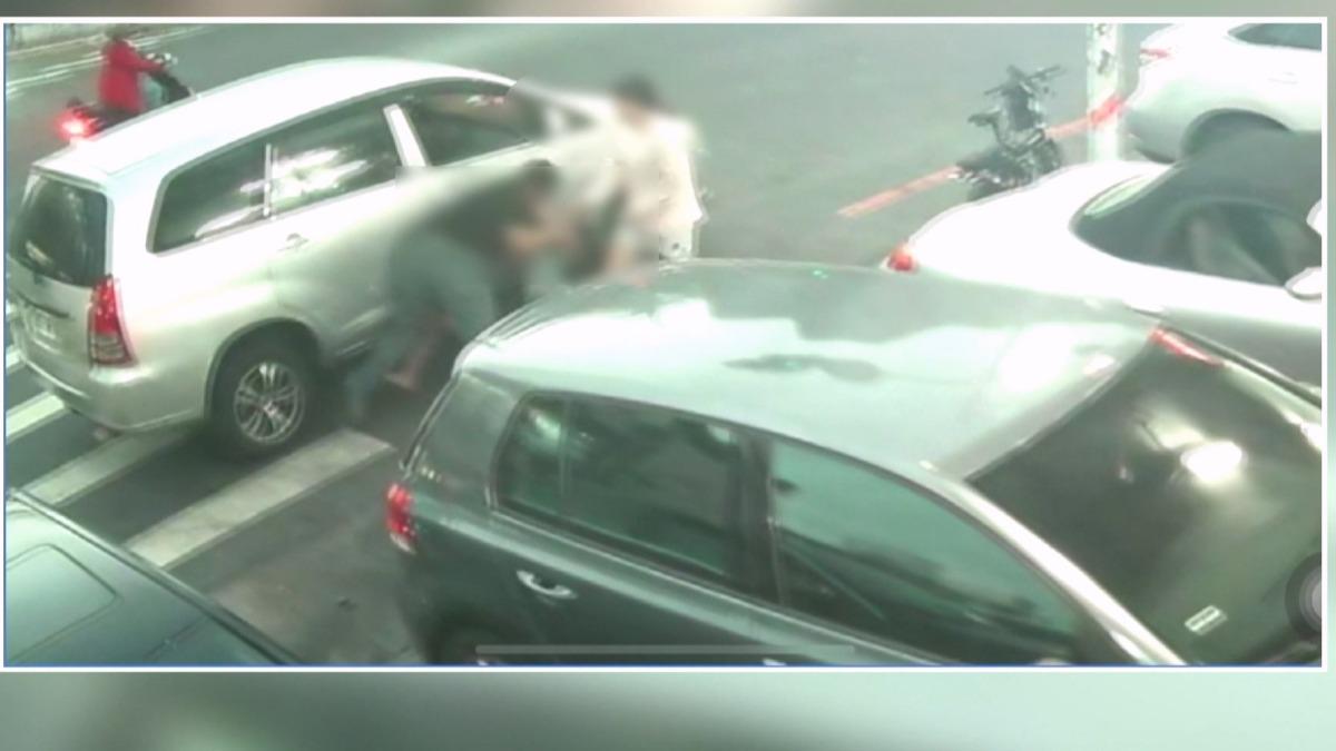 行車糾紛引爭執 雙方路中央上演全武行。(圖/民眾提供)